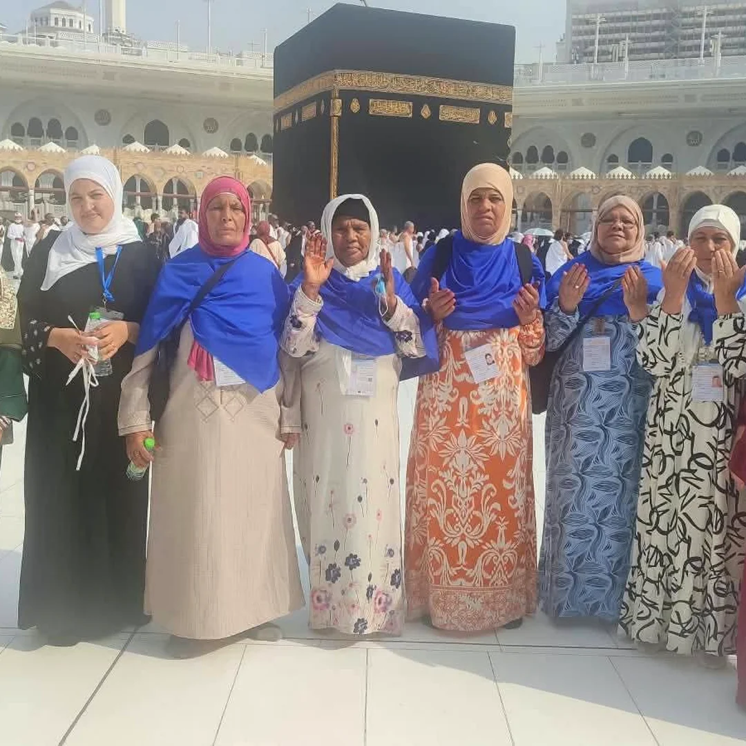 معتمرات وكالة التوبة في صحن المطاف أمام الكعبة المشرفة